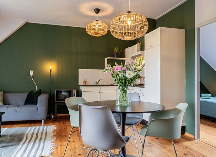 Lichte zithoek in Vakantiehuis in Wetering, Overijssel met uitzicht op de groene omgeving.