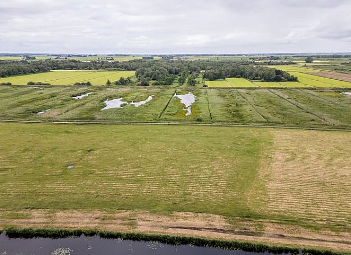 Moderne keuken in Vakantiehuis in Wetering, Noordwest Overijssel met stijlvolle inrichting en bloemen.