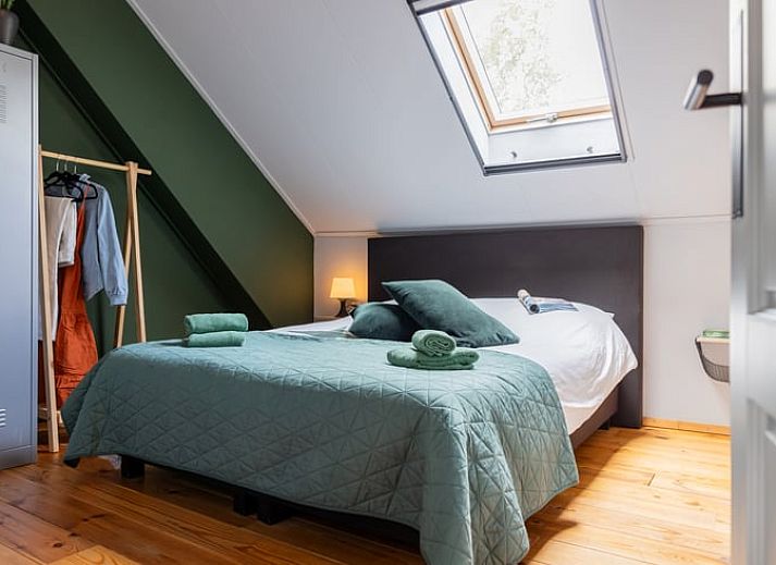 Eethoek in Vakantiehuis in Wetering, Overijssel met design stoelen en houten vloer.