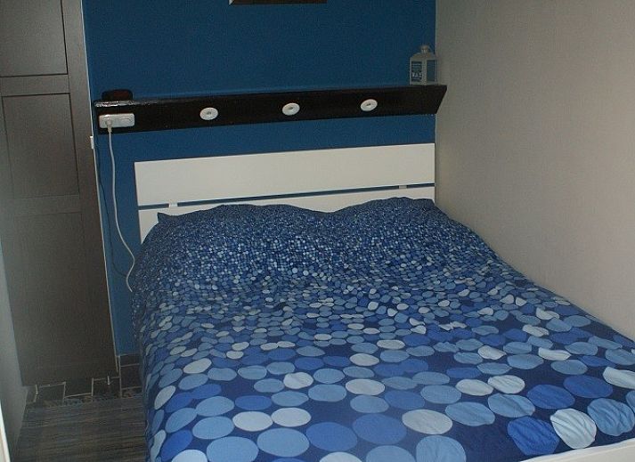 Cozy living room with fireplace in Huisje Blauw, vacation accommodation in Bruinisse, Zeeland.