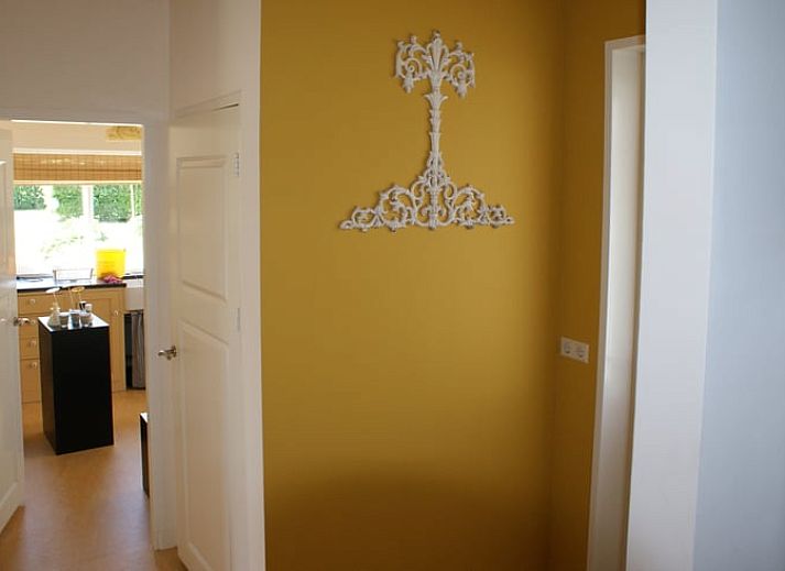 Rustic garden of Holiday home in Dreischor, a vacation home in Schouwen-Duiveland, Zeeland, with a beautiful view of the countryside.