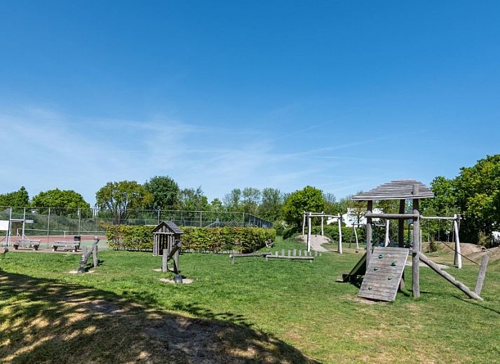 Cozy living room of De Duunhaes in Ouddorp, Zeeland with comfortable sofas and modern furnishings.