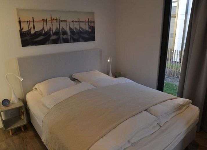 Geniessen Sie die moderne Veranda im BreskensBeachhouse B66, einem Chalet in Breskens, Zeeuws-Vlaanderen, umgeben von Naturschoenheiten.