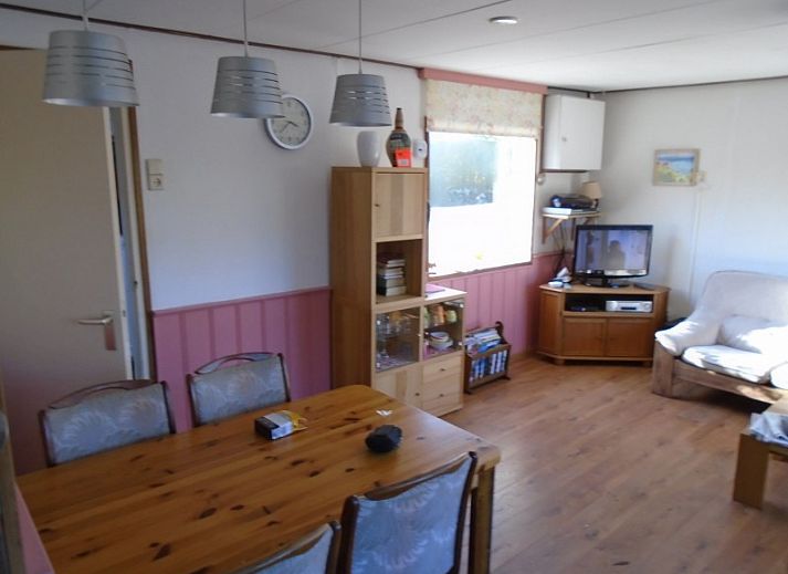 Het Zomernest vakantiehuis in Ouddorp met charmante houten gevel en rode dakpannen, omgeven door groen.