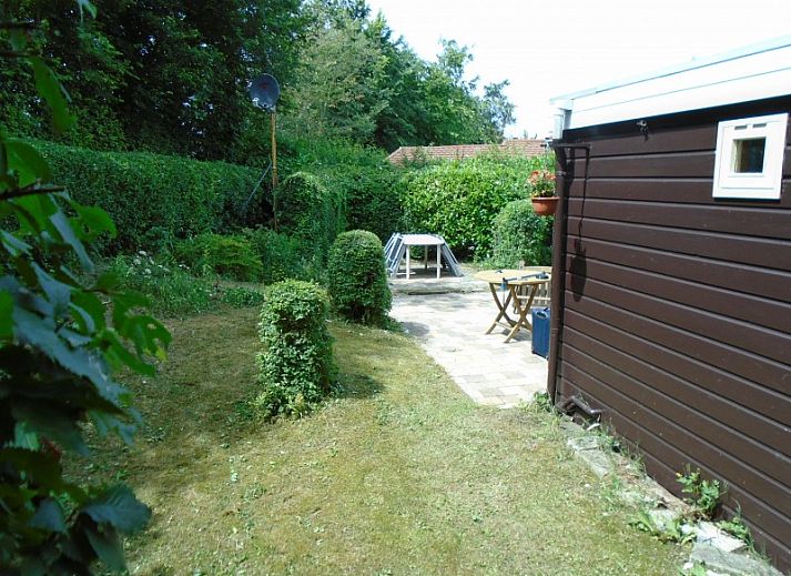 Lichte woonkamer in Het Zomernest, Ouddorp, met comfortabele zithoek en televisie voor ontspanning.