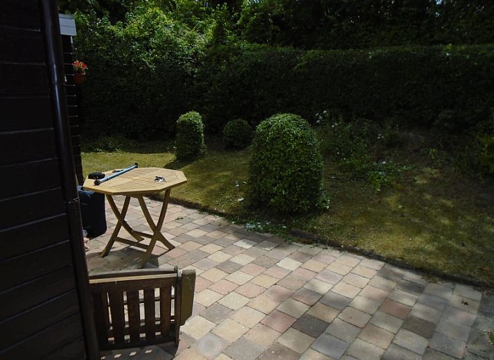 Lichte woonkamer in Het Zomernest, Ouddorp, met comfortabele zithoek en televisie voor ontspanning.