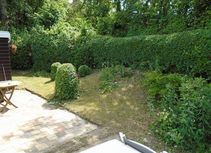 Eetkamer van Het Zomernest in Ouddorp met ruime tafel en stoelen, ideaal voor familiediners.