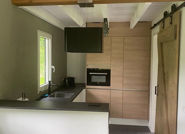 Geniet van de rust op het terras van vakantiehuis Vrijheid in Ouddorp, Goeree-Overflakkee, Zuid-Holland.