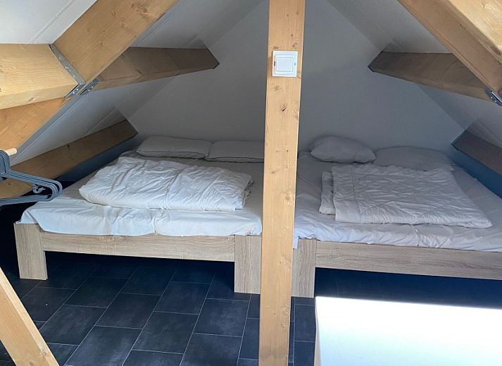 Ruime groene tuin bij vakantiehuis Vrijheid in Ouddorp, Goeree-Overflakkee, Zuid-Holland, ideaal voor ontspanning.