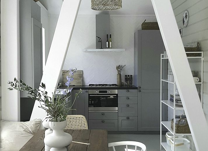 Casa Pueblo Viejo in Ouddorp, vakantiehuis met hangmat en bloementuin in Zuid-Holland.