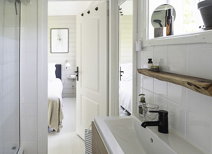 Gezellige woonkamer met open haard in Casa Pueblo Viejo, vakantiehuis in Ouddorp, Zuid-Holland.