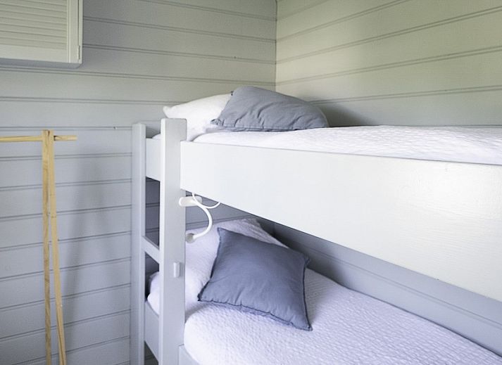 Gezellige woonkamer met open haard in Casa Pueblo Viejo, vakantiehuis in Ouddorp, Zuid-Holland.