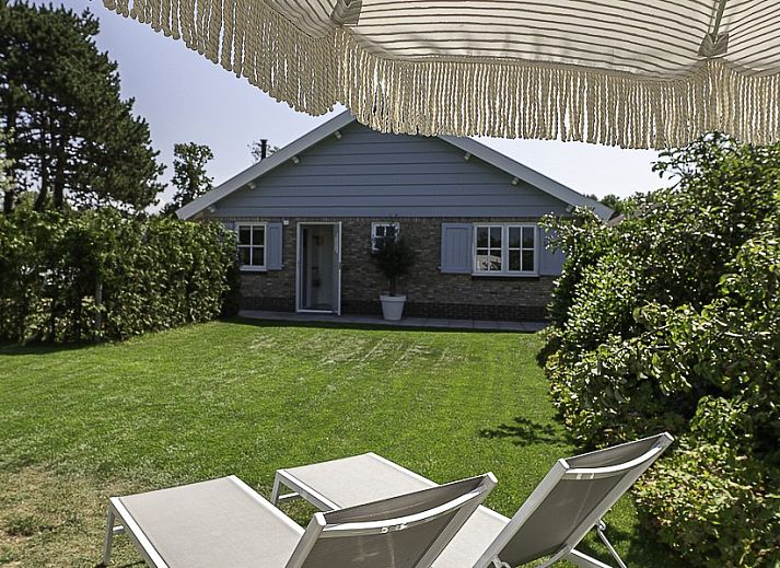 Gezellige woonkamer met open haard in Casa Pueblo Viejo, vakantiehuis in Ouddorp, Zuid-Holland.