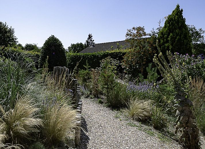 Moderne keuken in Casa Pueblo Viejo, vakantiehuis in Ouddorp, ideaal voor een ontspannen verblijf.