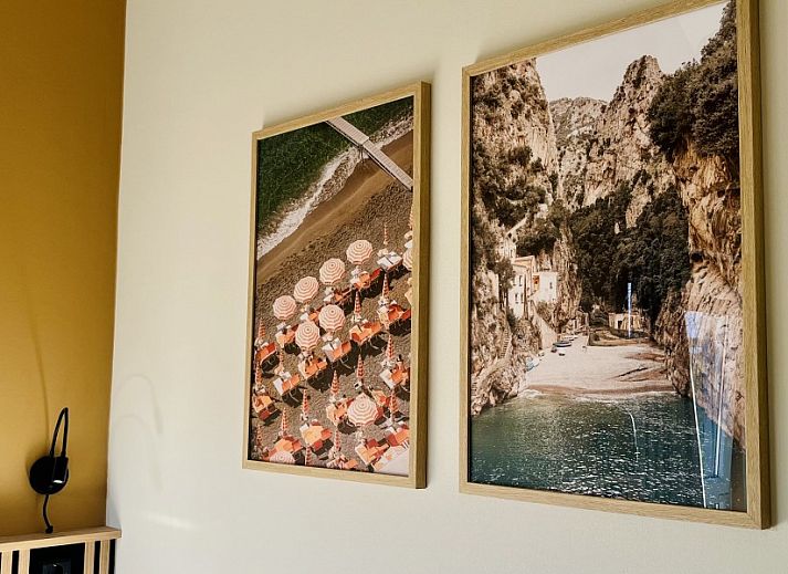 Gezellige woonkamer van Strandhuis Over De Dam in Ouddorp, vakantiehuis met veel lichtinval en moderne inrichting in Zuid-Holland.