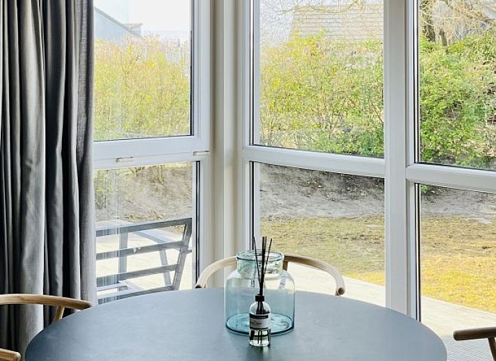 Sfeervolle slaapkamer in Strandhuis Over De Dam, Ouddorp, vakantiehuis met comfortabele bedden en tuinzicht op Goeree-Overflakkee.