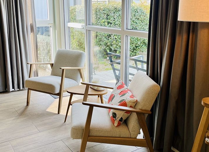 Sfeervolle slaapkamer in Strandhuis Over De Dam, Ouddorp, vakantiehuis met comfortabele bedden en tuinzicht op Goeree-Overflakkee.