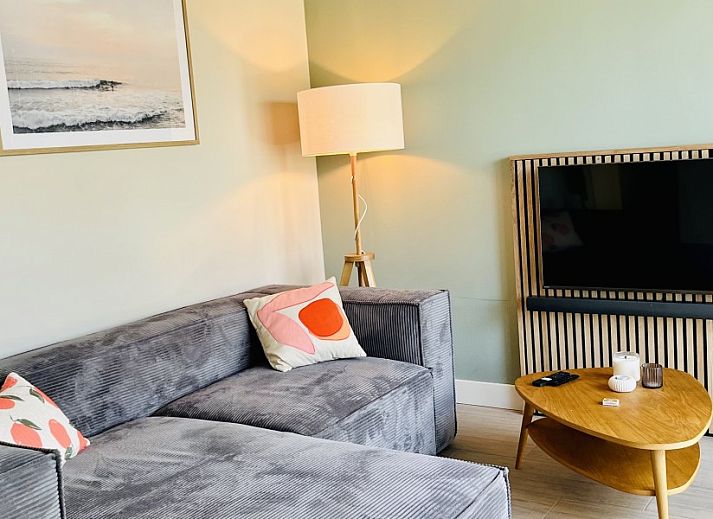 Tweede slaapkamer in Strandhuis Over De Dam, Ouddorp, vakantiehuis met stijlvolle inrichting en kunst aan de muur in Zuid-Holland.