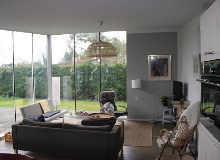 Zeeegel vakantiehuis in Ouddorp met moderne veranda en groene tuin, ideaal voor ontspanning in Goeree-Overflakkee, Zuid-Holland.