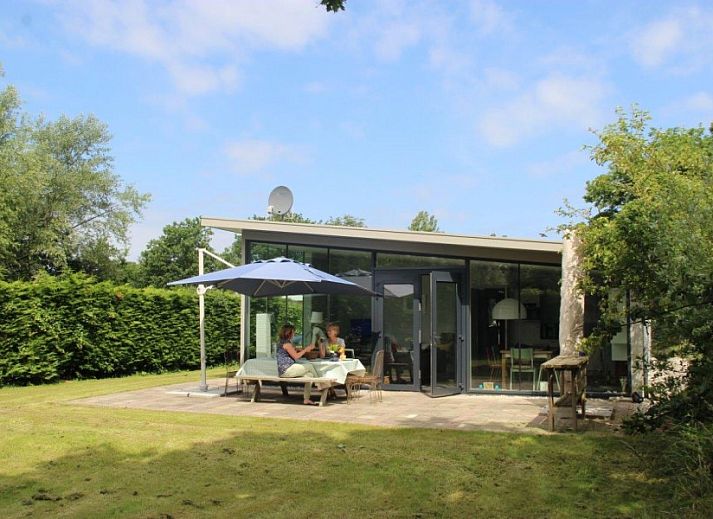 Natuurrijke omgeving van vakantiehuis Zeeegel in Ouddorp, Goeree-Overflakkee, met herfstkleuren en ruime tuin.