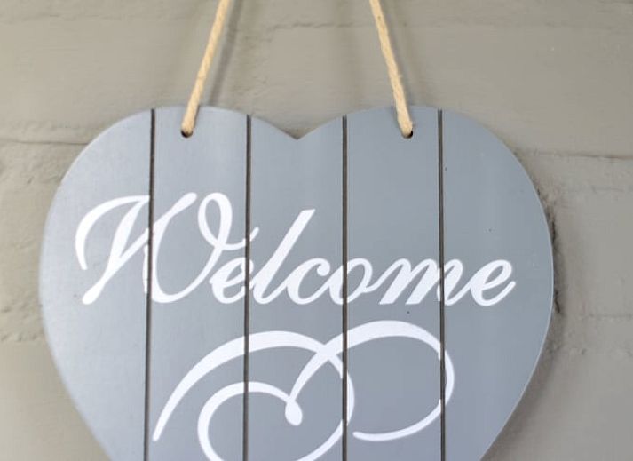 Open keuken met eethoek in Vakantiehuisje in De Zilk, Noordzeekust, Zuid-Holland.