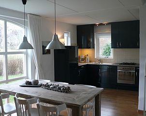 Moderne keuken en eetruimte in Bungalow 619, De Cocksdorp, Texel, biedt comfort op de Waddeneilanden.