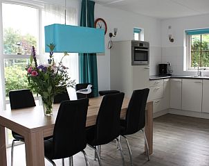 Moderne keuken in vakantiehuis Roggeslootweg 628, De Cocksdorp, Texel met eetgedeelte en uitzicht op groene omgeving.