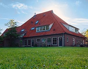 Zijaanzicht van het vakantiehuis Unieke 12 pers. Farm Lodge De Muy op Hoeve Vianen, gelegen in De Cocksdorp, Texel.