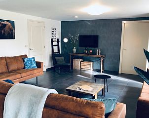 Gezellige woonkamer in Unieke 12 pers. Farm Lodge De Muy op Hoeve Vianen, De Cocksdorp, Texel, met comfortabele banken.