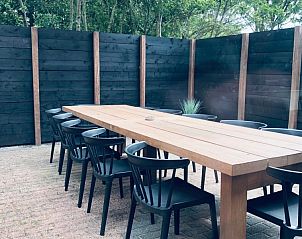Ruim terras met eettafel bij Unieke 12 pers. Farm Lodge De Muy op Hoeve Vianen in De Cocksdorp, Texel, voor gezellig buiten eten.