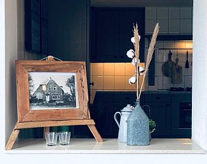 Gezellige keukenhoek in Unieke 12 pers. Farm Lodge De Muy op Hoeve Vianen, De Cocksdorp, Texel, met rustieke decoratie.