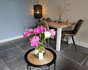 Gezellige binnenruimte in Bed en Beach Wadbijzonder, De Cocksdorp, Texel, met bloemen en stijlvolle decoratie.