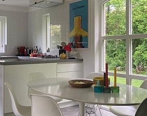 Lichte keuken van Designhuis Volledig Vrij in De Cocksdorp, Texel, met uitzicht op groene natuur en moderne inrichting.