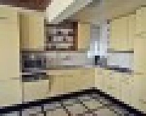 Tweede keuken in de Oorsprong, vakantiehuis De Cocksdorp Texel, met lichte kasten en moderne apparatuur.