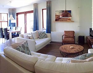 Gezellige woonkamer in Het Zonneveld vakantiewoning op Texel met ruime zithoek.