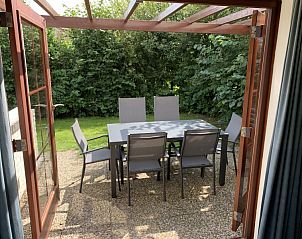 Buitenterras van Het Zonneveld, vakantiewoning op Texel, ideaal voor buiten dineren.