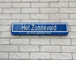 Naambord van Het Zonneveld, een vakantiehuis in De Cocksdorp Texel op de Waddeneilanden.