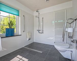 Moderne badkamer met inloopdouche bij Paal 86 Texel in De Cocksdorp op de Waddeneilanden.