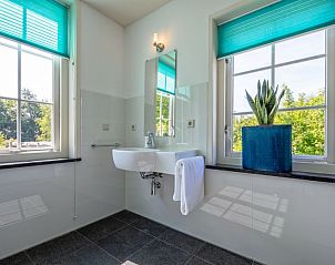 Lichte badkamer bij Paal 86 Texel in De Cocksdorp met uitzicht op de natuur.