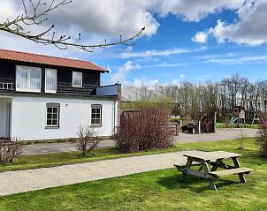 Buitenzitplek bij Paal 86 Texel vakantiehuis in De Cocksdorp met picknicktafel.