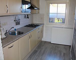 Moderne keuken in bungalow Duif in Dennenbos Texel met alle voorzieningen.