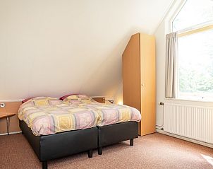 Slaapkamer met dakraam in Hoog Koog 23A vakantiehuis, De Koog, Texel.