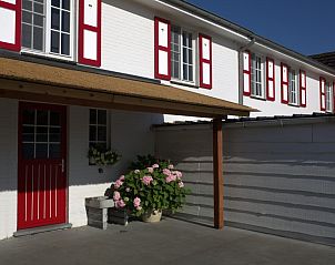 Knusse slaapkamer in Hof ter Harte vakantiehuis, Ieper, West-Vlaanderen met houten plafond en zachte verlichting.