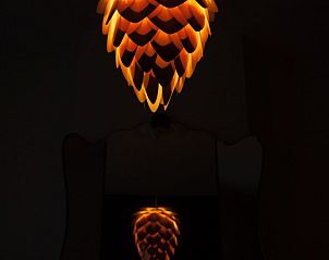 Unieke verlichting in Huis 7, vakantiehuis Ieper, West-Vlaanderen, met sfeervolle lampen.