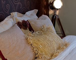 Knusse slaapkamer in Huis 7, vakantiehuis Ieper, West-Vlaanderen, met zachte kussens.