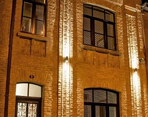 Verlichte gevel van Huis 7, vakantiehuis Ieper, West-Vlaanderen, 's nachts.