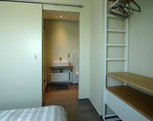 Moderne slaapkamer met ensuite badkamer in 't Amusement, Ieper, Belgi.