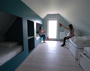 Ruime zolderkamer met bedden in 't Amusement, Ieper, West-Vlaanderen.