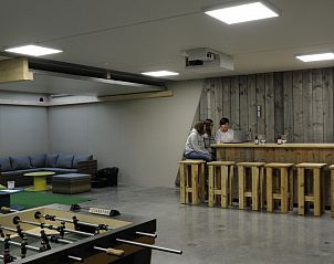 Gezellige barhoek in recreatieruimte van 't Amusement, Ieper.