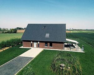 Voorkant van 't Amusement vakantiehuis met ruime tuin, Ieper.